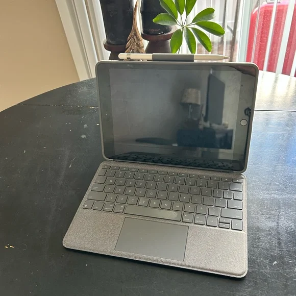7th Gen iPad Bundle with keyboard and pencil - Picture 2 of 10